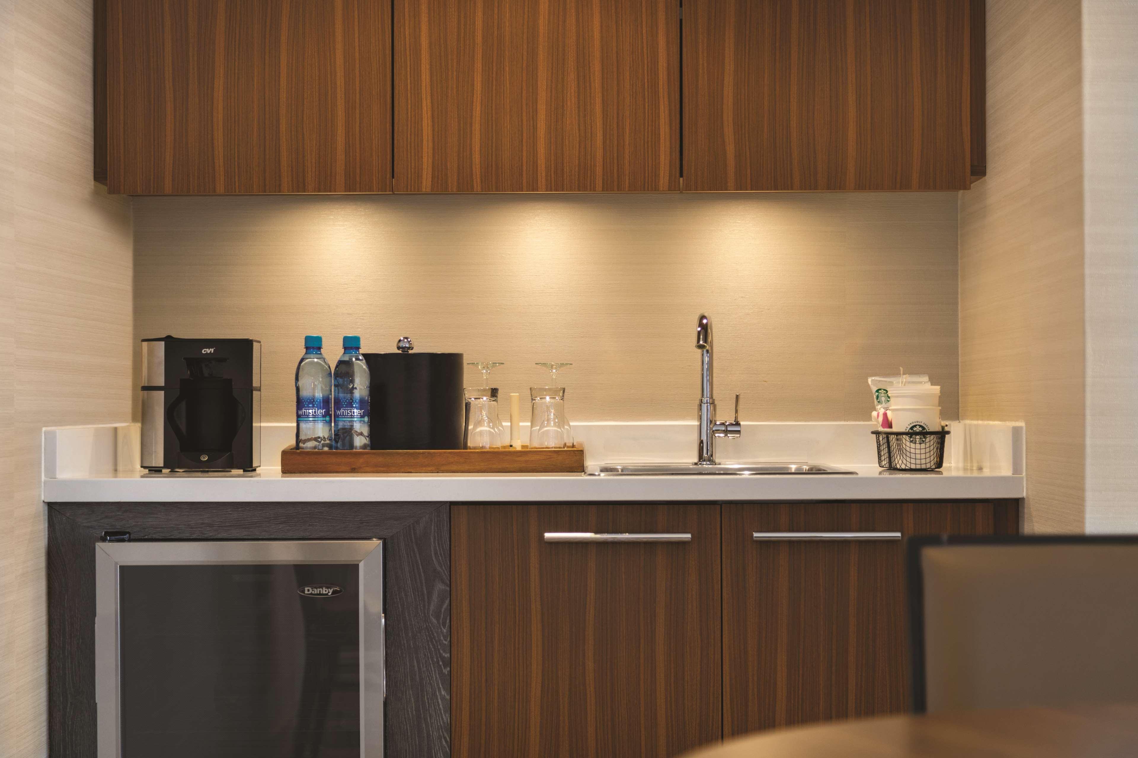 Coast Edmonton Plaza Hotel by APA Exterior foto